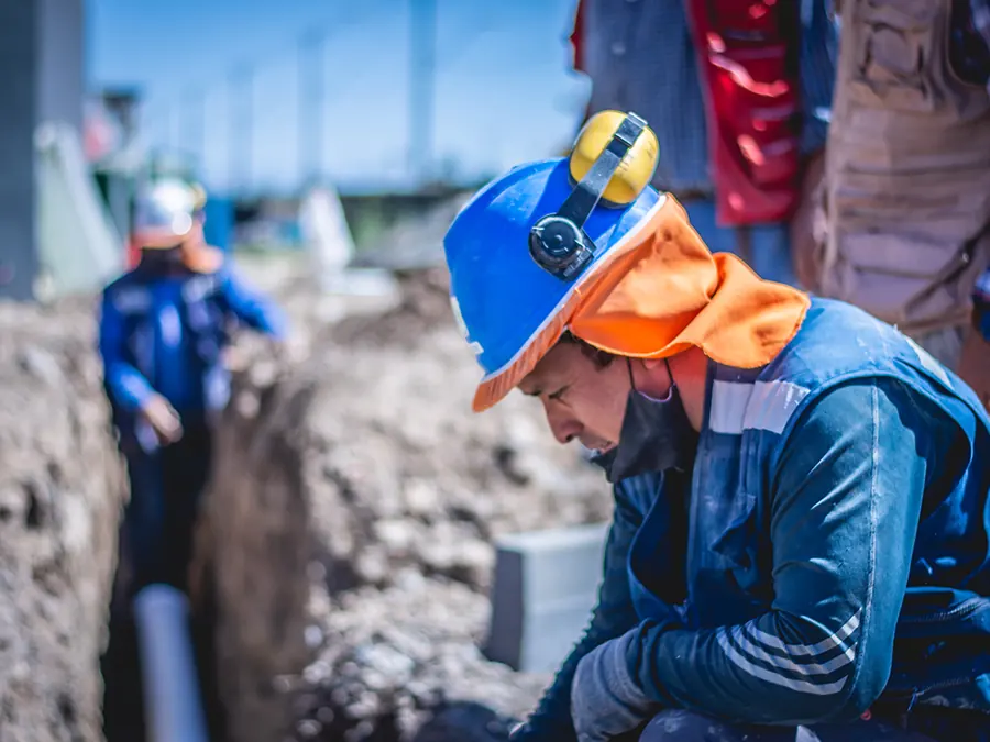 Trabajador de JYR ejecutando labores de urbanización