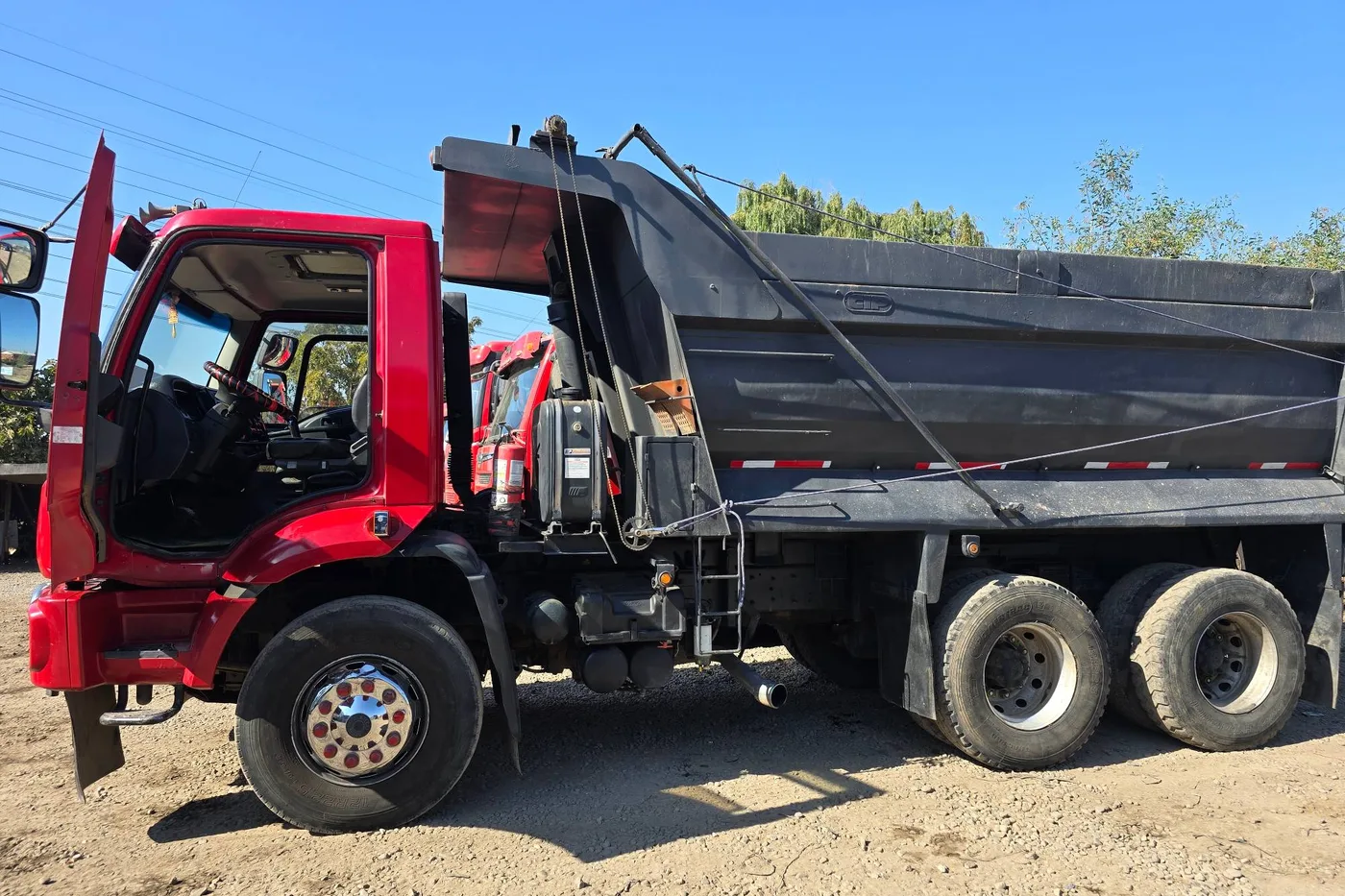 Camión tolva Ford Cargo 3133 de Urbanizaciones JYR