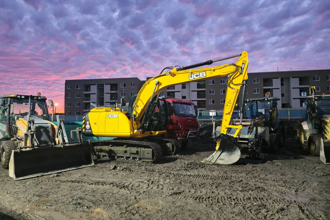 Excavadora de oruga JCB JS130LC de Urbanizaciones JYR