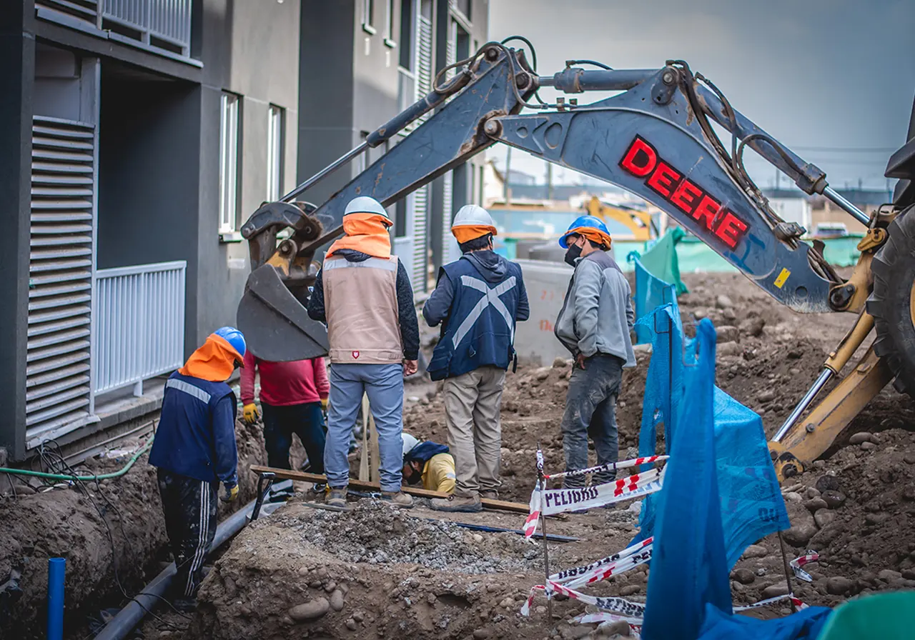 Equipo trabajando en redes de Obra Antumapu