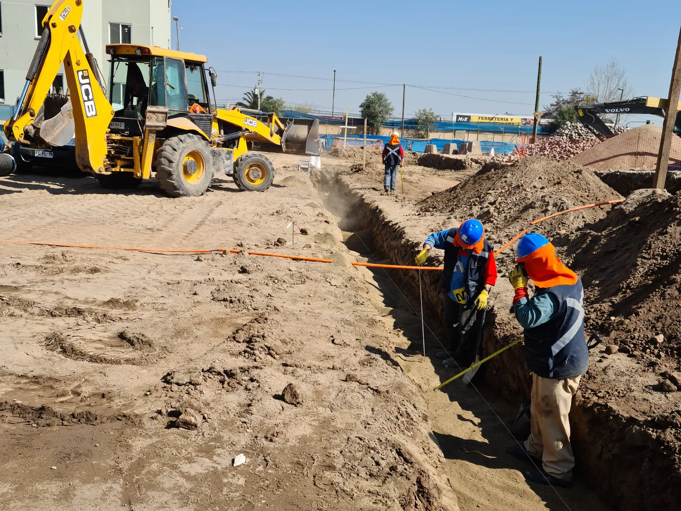 Equipo de JYR coordinando trazado y mediciones en terreno