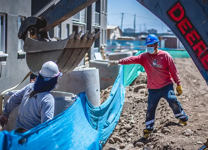Trabajadores ejecutando una red de alcantarillado