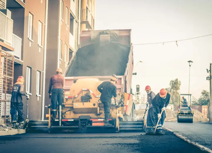 Equipo ejecutando trabajos de pavimentación