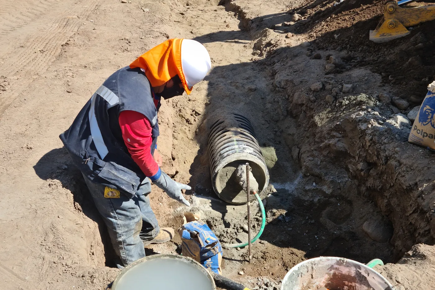 Trabajador de Urbanizaciones JYR ejecutando obra en terreno